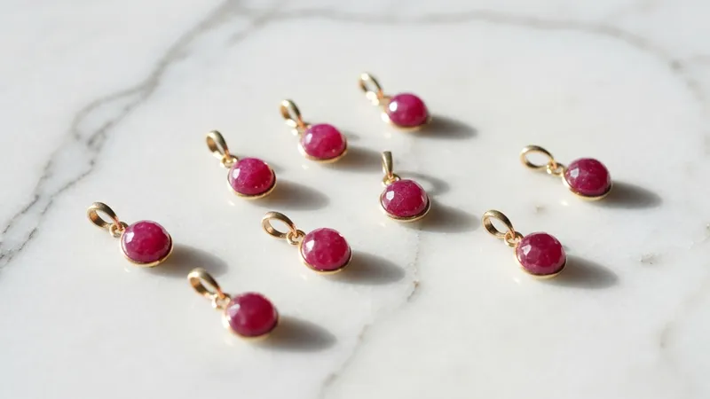 Les pendentifs en rubis minimalistes